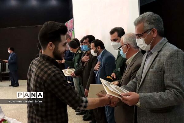 افتتاح نمایشگاه دفاع مقدس در سالن یاس مدیریت آموزش و پرورش آباده