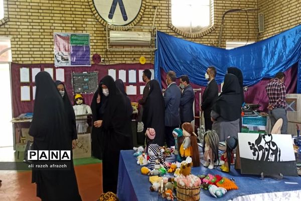 نمایشگاه دستاوردها و توانمندی‌های هنرجویان نرجس خاتون در اندیمشک