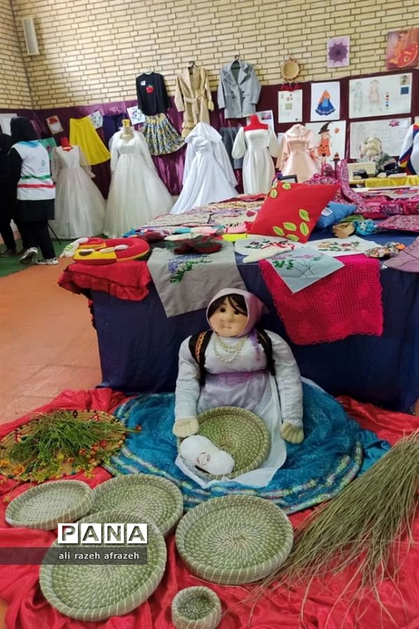 نمایشگاه دستاوردها و توانمندی‌های هنرجویان نرجس خاتون در اندیمشک