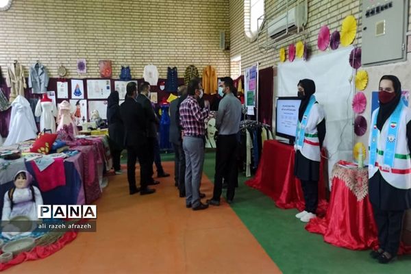 نمایشگاه دستاوردها و توانمندی‌های هنرجویان نرجس خاتون در اندیمشک