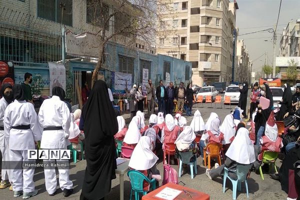 طرح کوچه تکانی با همکاری شهرداری ناحیه ۴ منطقه ۱۵ در مدرسه امام رضا(ع)1 برگزارشد