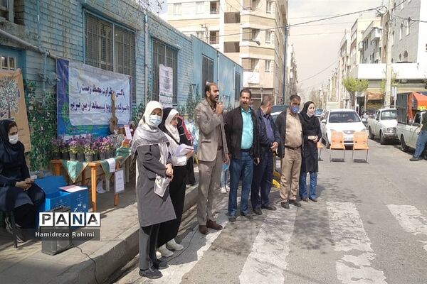 طرح کوچه تکانی با همکاری شهرداری ناحیه ۴ منطقه ۱۵ در مدرسه امام رضا(ع)1 برگزارشد