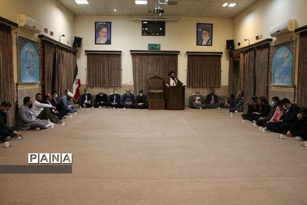 نشست صمیمانه مسئولان رودهن با جوانان و فعالان فرهنگی