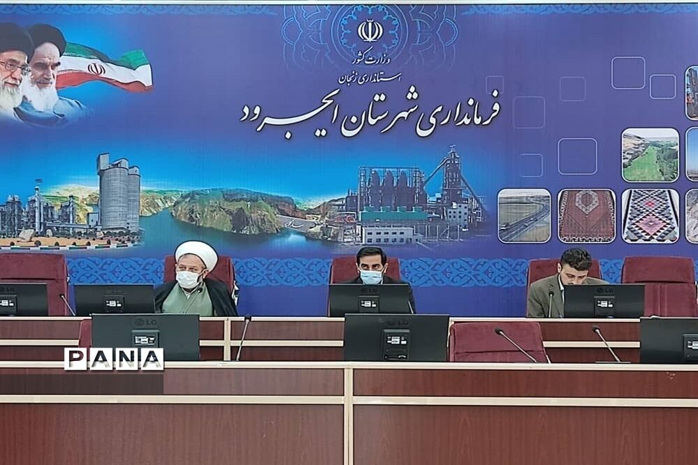 نشست صمیمی فرماندار و امام جمعه شهرستان ایجرود با جوانان موفق به مناسبت هفته جوان