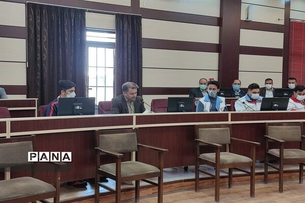 نشست صمیمی فرماندار و امام جمعه شهرستان ایجرود با جوانان موفق به مناسبت هفته جوان