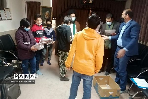 دیدار دانش‌آموزان حافظ جز سی قرآن مدرسه امام حسین(ع) رودهن با امام جمعه