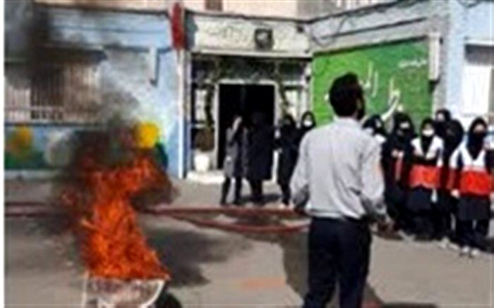 اجرای مانور آموزشی استفاده از کپسول‌های آتش‌نشانی در دبیرستان شهید فلاحی قم+عکس