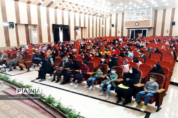 مراسم تجلیل از فرهنگیان و دانش‌آموزان مقام‌آور استانی و کشوری در شهرستان کازرون