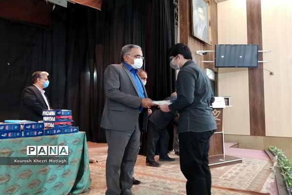 مراسم تجلیل از فرهنگیان و دانش‌آموزان مقام‌آور استانی و کشوری در شهرستان کازرون