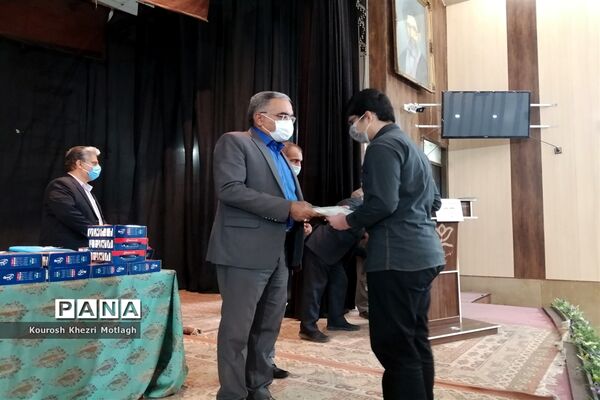 مراسم تجلیل از فرهنگیان و دانش‌آموزان مقام‌آور استانی و کشوری در شهرستان کازرون