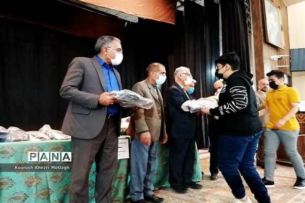 مراسم تجلیل از فرهنگیان و دانش‌آموزان مقام‌آور استانی و کشوری در شهرستان کازرون