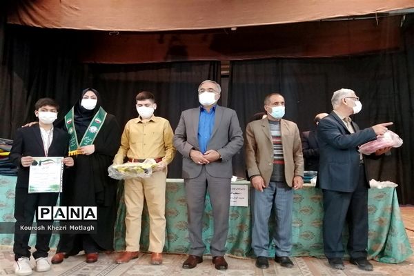 مراسم تجلیل از فرهنگیان و دانش‌آموزان مقام‌آور استانی و کشوری در شهرستان کازرون