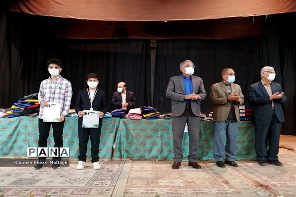 مراسم تجلیل از فرهنگیان و دانش‌آموزان مقام‌آور استانی و کشوری در شهرستان کازرون