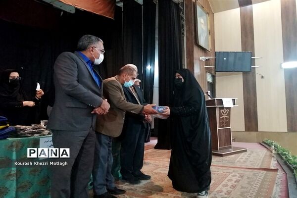 مراسم تجلیل از فرهنگیان و دانش‌آموزان مقام‌آور استانی و کشوری در شهرستان کازرون