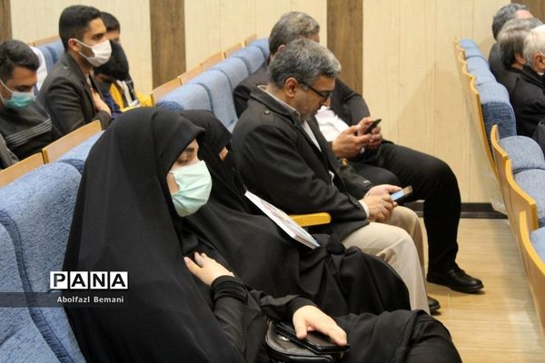 آیین رونمایی از تابلوی تصاویر معلمان شهید ناحیه یک قم