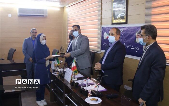 تجلیل از مربیان و دانش‌آموزان ممتاز در مسابقات درک و فهم داستان‌ها و متون به زبان عربی