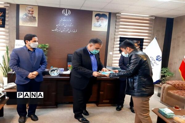 آیین تجلیل ازدانش آموزان راه یافته به مجلس‌ دانش آموزی در اندیمشک