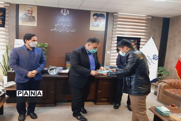 آیین تجلیل ازدانش آموزان راه یافته به مجلس‌ دانش آموزی در اندیمشک