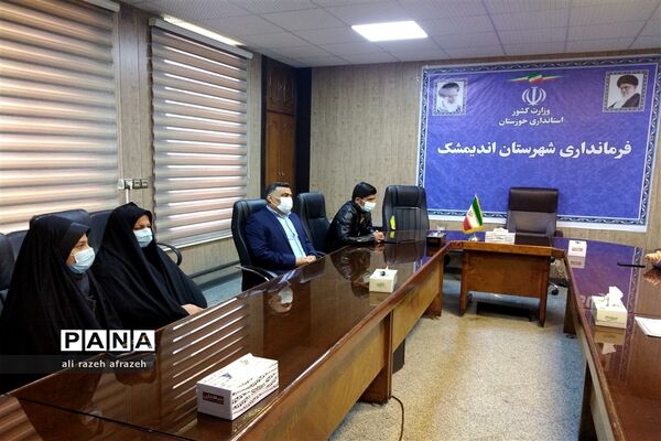 آیین تجلیل ازدانش آموزان راه یافته به مجلس‌ دانش آموزی در اندیمشک