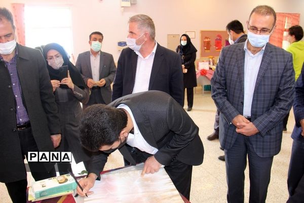 بازدید معاون تربیت‌بدنی و سلامت وزارت آموزش و پرورش از نمایشگاه مدرسه میعاد شهرکرد