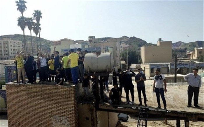 تشویق تیم نفت مسجد سلیمان از بام خانه‌ها