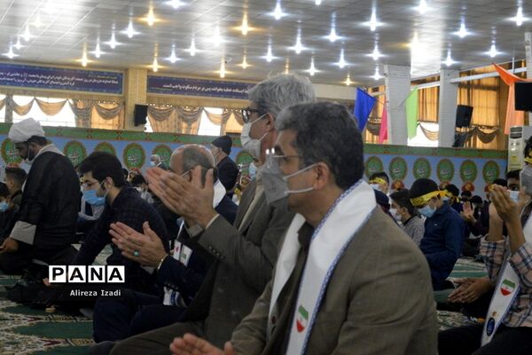 حضور مهدی یاوران دانش‌آموزان مدارس بوشهر در مراسم نماز جمعه