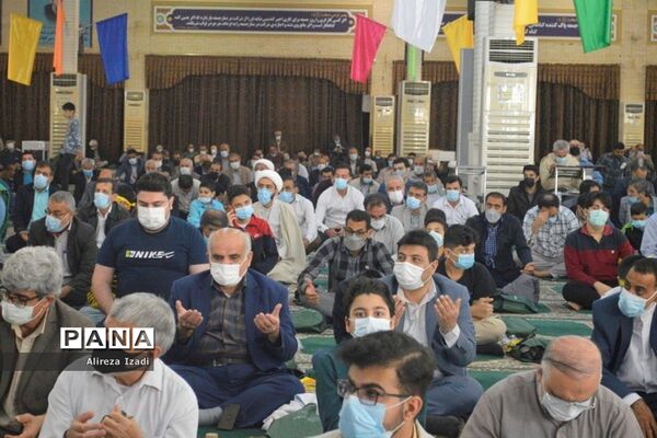 حضور مهدی یاوران دانش‌آموزان مدارس بوشهر در مراسم نماز جمعه