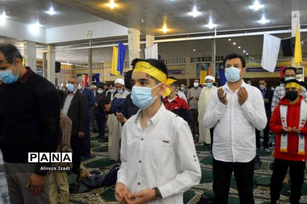 حضور مهدی یاوران دانش‌آموزان مدارس بوشهر در مراسم نماز جمعه