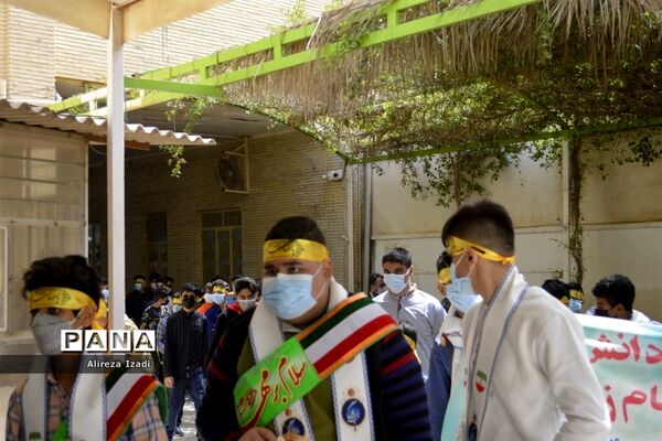 حضور مهدی یاوران دانش‌آموزان مدارس بوشهر در مراسم نماز جمعه