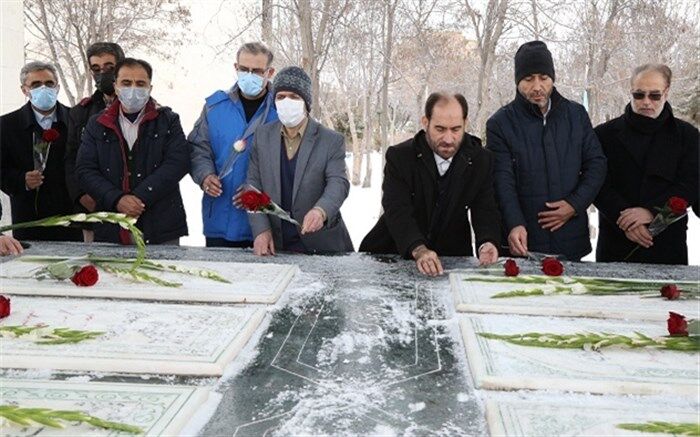 ادای احترام و تجدید میثاق مدیر کل آموزش و پرورش اردبیل به مقام شهدای گمنام