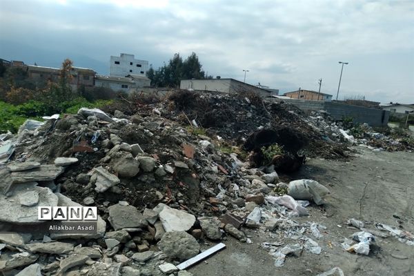 روئیدن زباله در کنار سبزه‌زار بهار