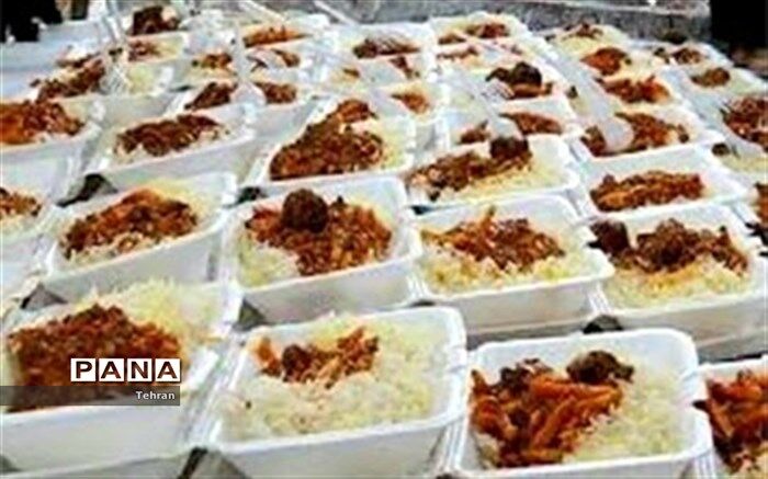 توزیع ۳۰۰ پرس غذای گرم بین دانش آموزان نیازمند