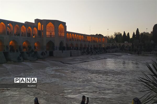جاری شدن آب در زاینده رود