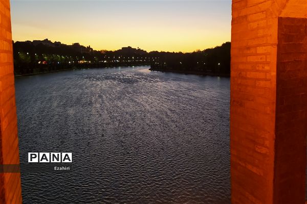 جاری شدن آب در زاینده رود