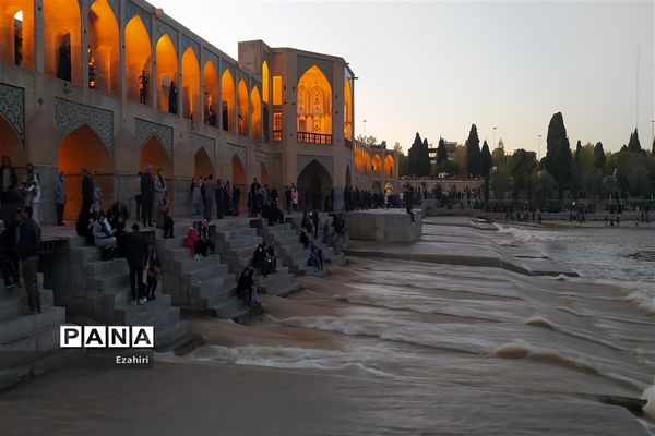 جاری شدن آب در زاینده رود