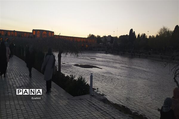 جاری شدن آب در زاینده رود