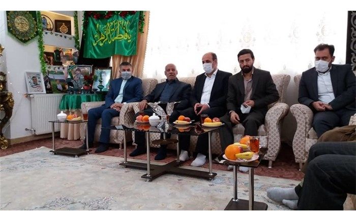 دیدار مدیرکل آموزش و پرورش قم با خانواده‌های دو شهید مدافع حرم