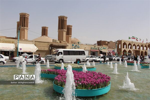 مسافران نوروزی در میدان امیر چخماق یزد