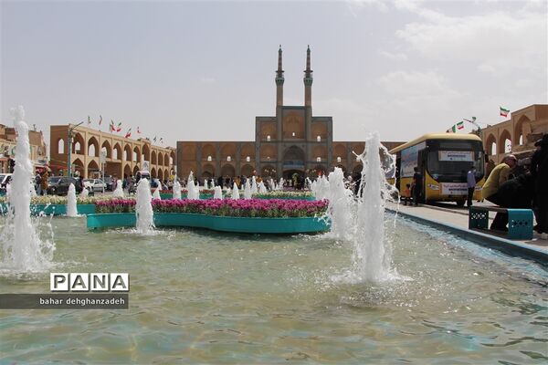 مسافران نوروزی در میدان امیر چخماق یزد