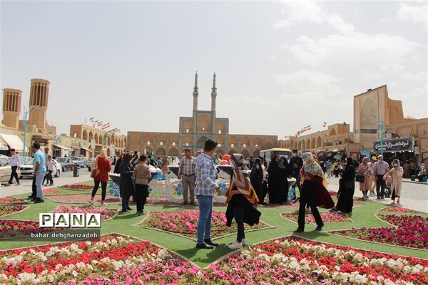 مسافران نوروزی در میدان امیر چخماق یزد