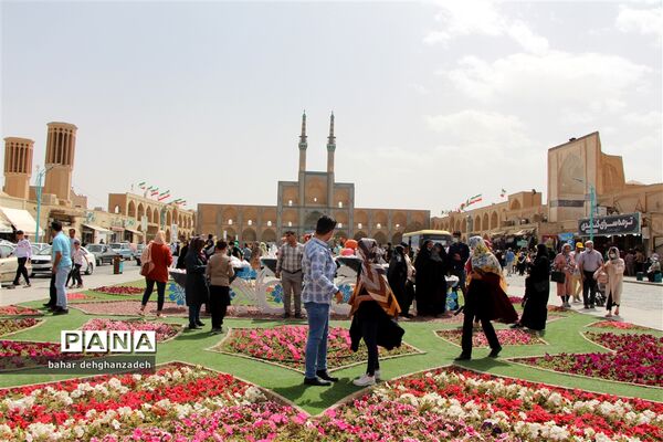 مسافران نوروزی در میدان امیر چخماق یزد