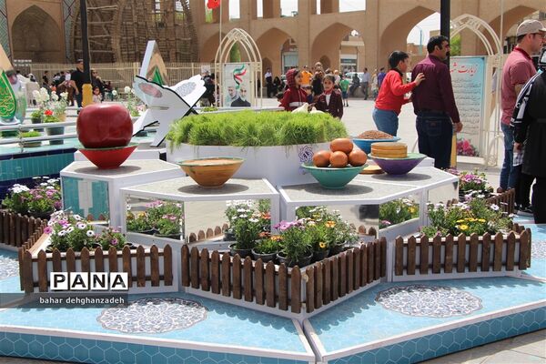 مسافران نوروزی در میدان امیر چخماق یزد