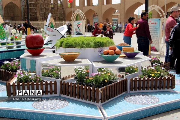 مسافران نوروزی در میدان امیر چخماق یزد