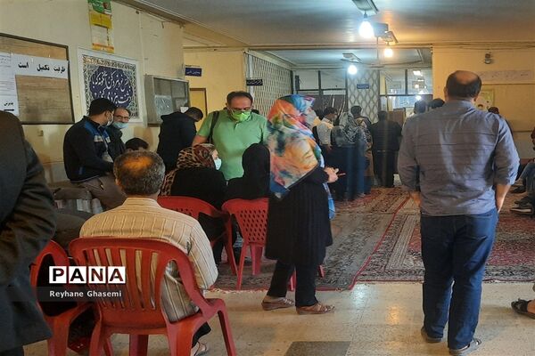 بازدید رئیس آموزش و پرورش ناحیه یک شیراز به همراه دانش‌آموزان پیشتاز از محل ستاد اسکان نوروزی