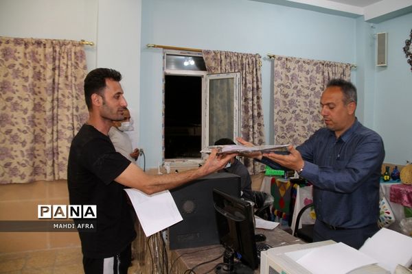 توزیع بسته های سوغاتی برای مهمانان نوروزی ستاد اسکان فرهنگیان شهرستان بهبهان