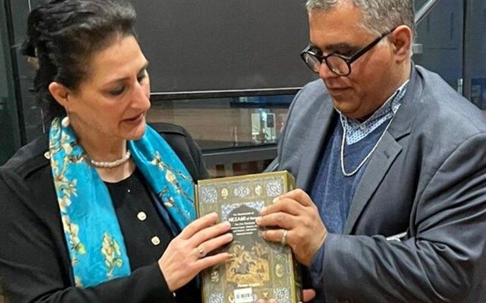 خواندن شعرهایی از مولانا و نظامی در جشنواره لاهه