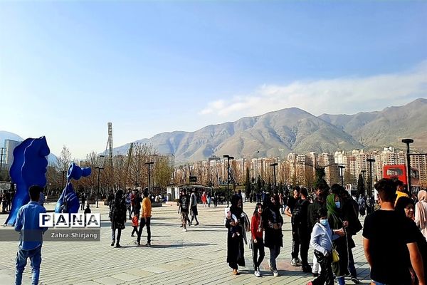 دریاچه چیتگر یکی از جاذبه‌های گردشگری در تهران