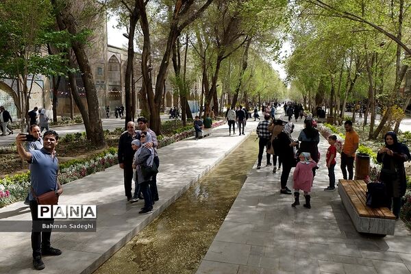 مسافران نوروزی - چهارباغ عباسی اصفهان