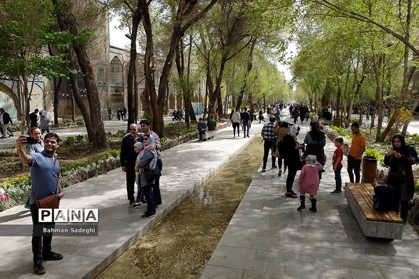 مسافران نوروزی - چهارباغ عباسی اصفهان