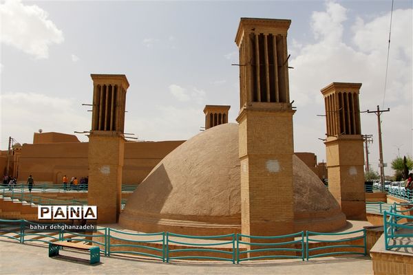 بازدید میهمانان نوروزی از آب‌انبار رستم گیو یزد